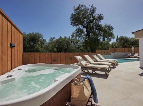 Galadriel Villa With Private Pool & Jacuzzi Káto Jerakári Kültér fotó